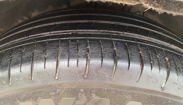 2022 Mahindra XUV700 AX 5 D AT 5 STR, Diesel, Automatic, 31,102 km, Left Front Tyre Tread