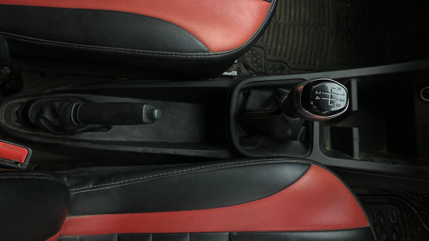 2022 Renault Kwid RXT 1.0 (O), Petrol, Manual, 97,643 km, Gear Lever