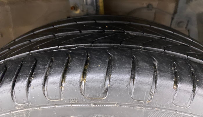 2014 Maruti Ertiga ZXI, Petrol, Manual, 78,248 km, Right Front Tyre Tread