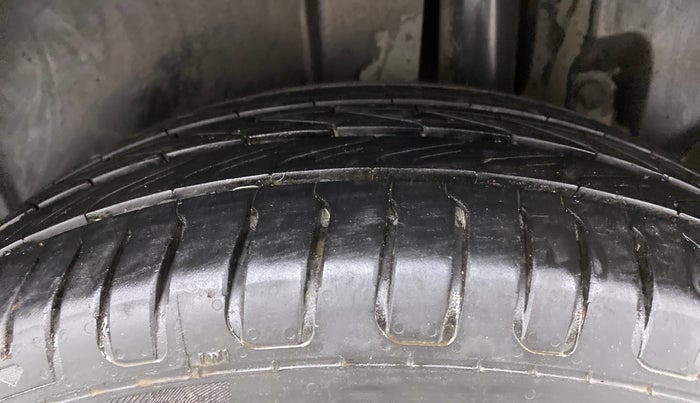 2014 Maruti Ertiga ZXI, Petrol, Manual, 78,248 km, Left Rear Tyre Tread
