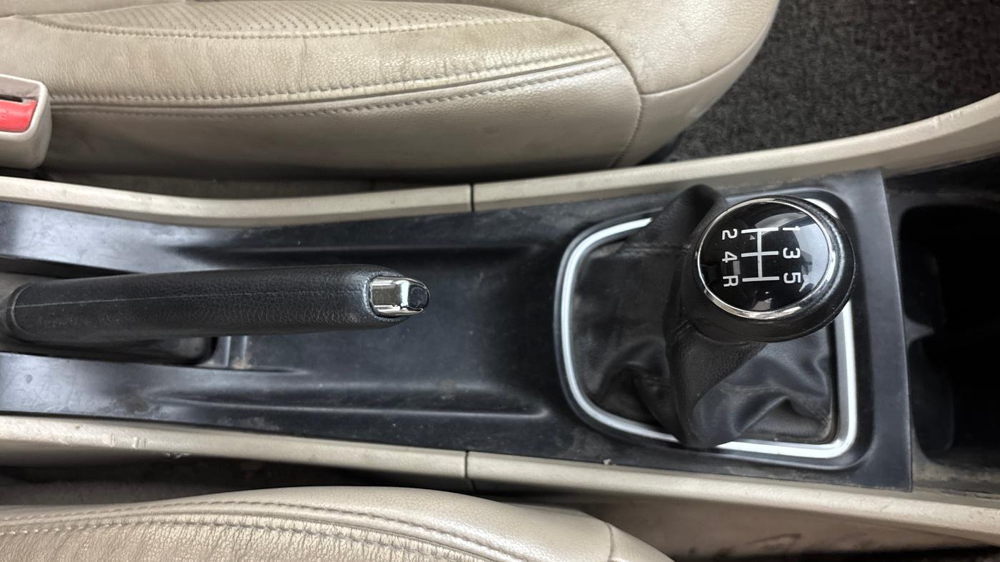 2018 Maruti Ciaz ALPHA 1.5 SHVS PETROL, Petrol, Manual, 1,23,069 km, Gear Lever
