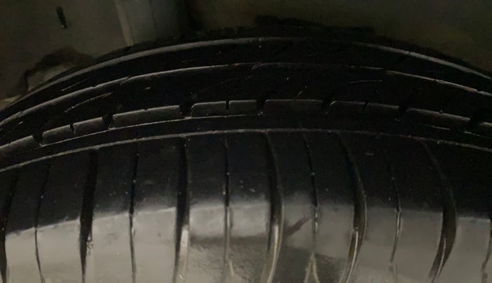 2013 Honda City 1.5L I-VTEC V MT, Petrol, Manual, 1,01,378 km, Right Rear Tyre Tread