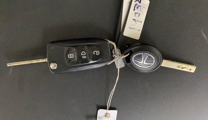 2018 Tata NEXON XM PETROL, Petrol, Manual, 29,037 km, Key Close Up