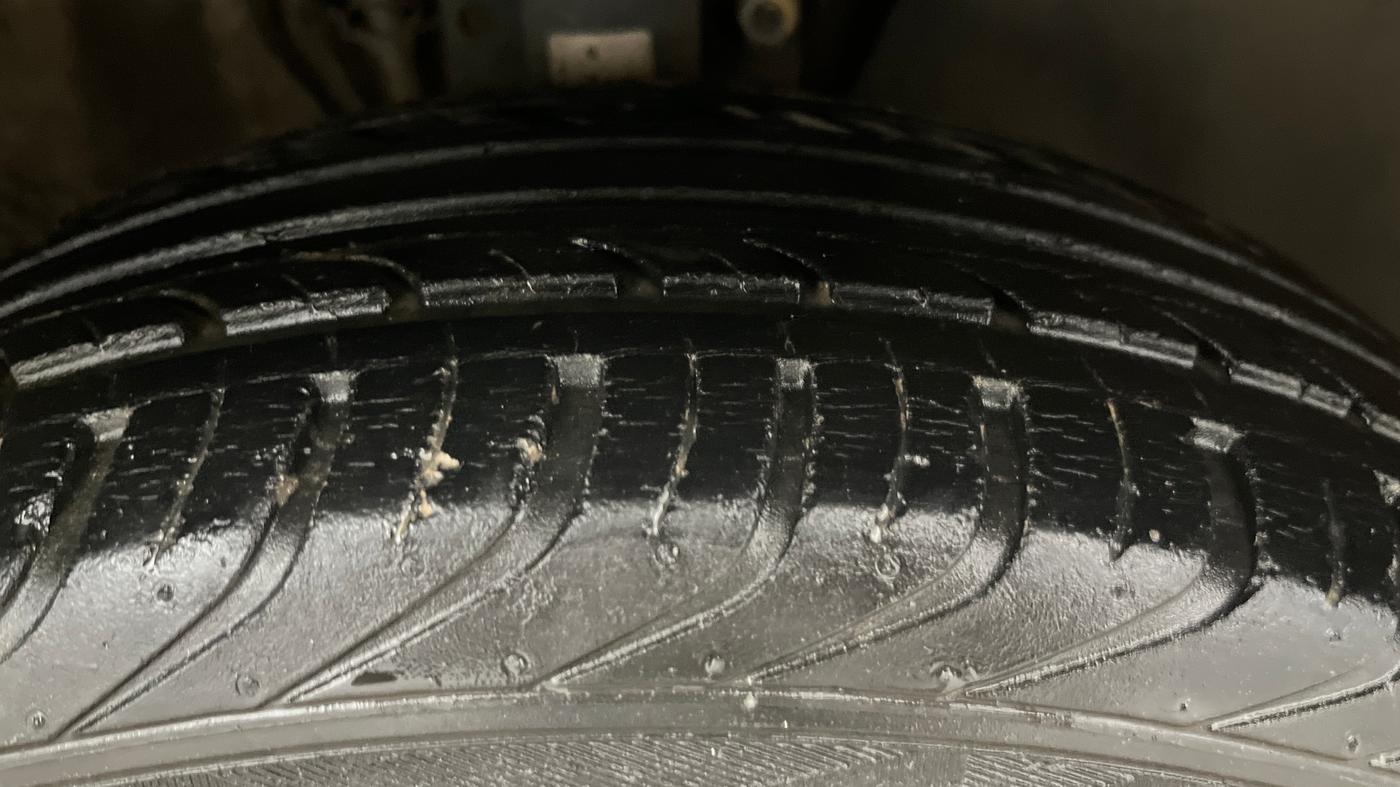 2014 Volkswagen Polo HIGHLINE1.2L, Petrol, Manual, 24,400 km, Right Front Tyre Tread