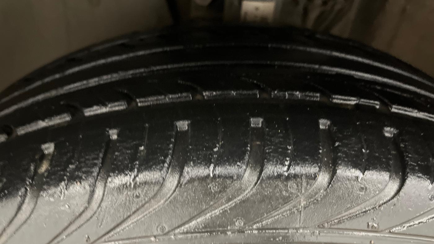 2014 Volkswagen Polo HIGHLINE1.2L, Petrol, Manual, 24,400 km, Left Front Tyre Tread