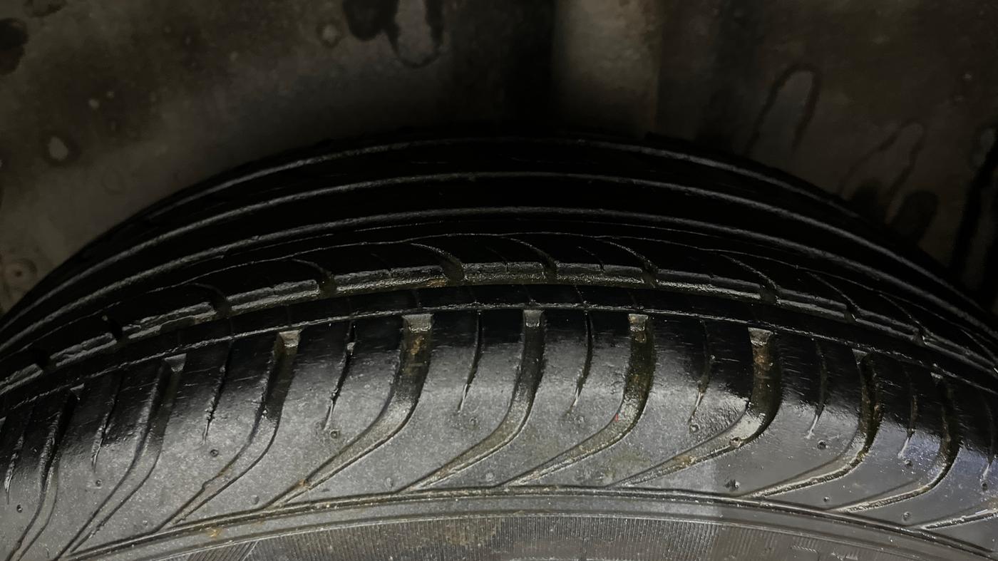 2014 Volkswagen Polo HIGHLINE1.2L, Petrol, Manual, 24,400 km, Left Rear Tyre Tread