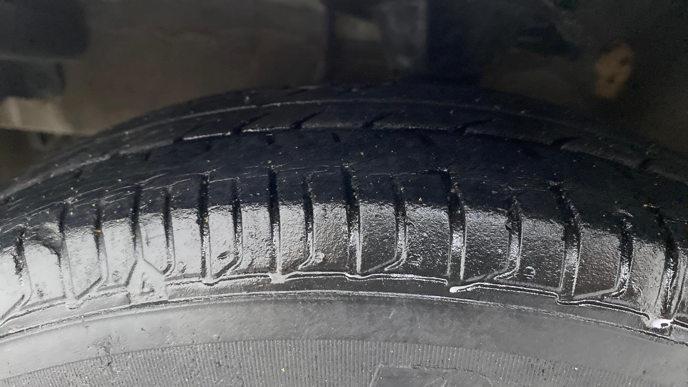 2015 Hyundai i10 SPORTZ 1.1, CNG, Manual, 76,694 km, Left Front Tyre Tread
