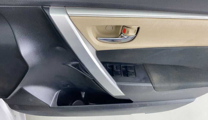 2016 Toyota Corolla Altis G AT, Petrol, Automatic, 88,365 km, Driver Side Door Panels Control