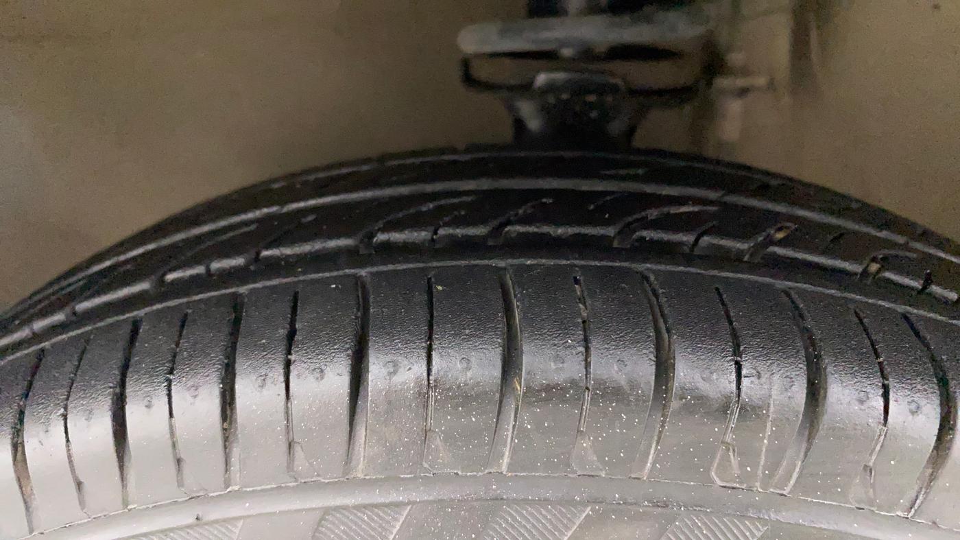 2015 Maruti Alto 800 LXI, Petrol, Manual, 49,812 km, Left Front Tyre Tread