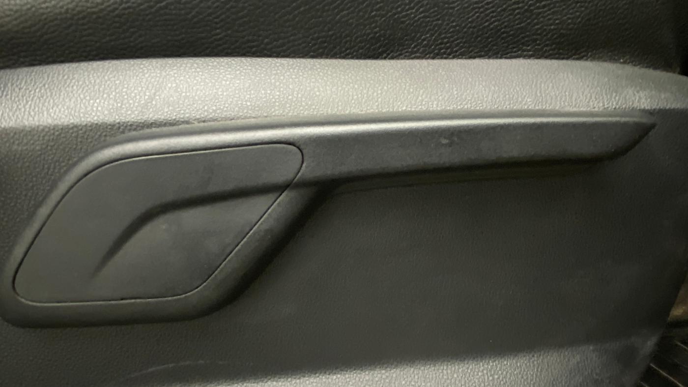 2016 Mahindra Kuv100 K6 6 STR, Petrol, Manual, 79,951 km, Driver Side Adjustment Panel