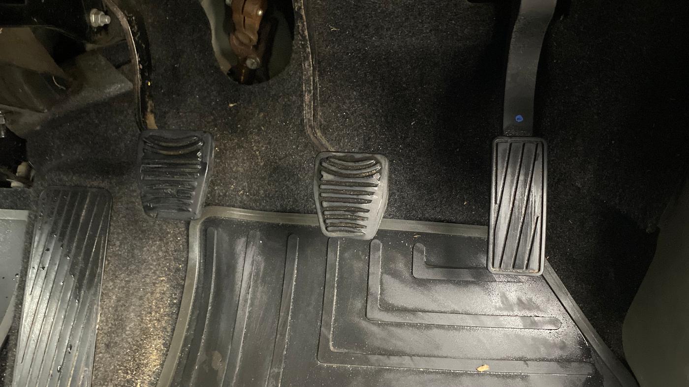 2016 Mahindra Kuv100 K6 6 STR, Petrol, Manual, 79,951 km, Pedals