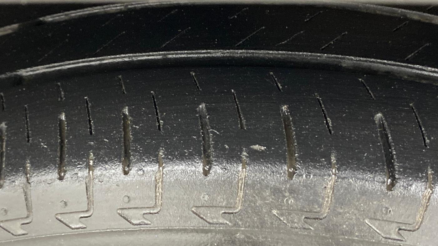 2016 Mahindra Kuv100 K6 6 STR, Petrol, Manual, 79,951 km, Left Front Tyre Tread