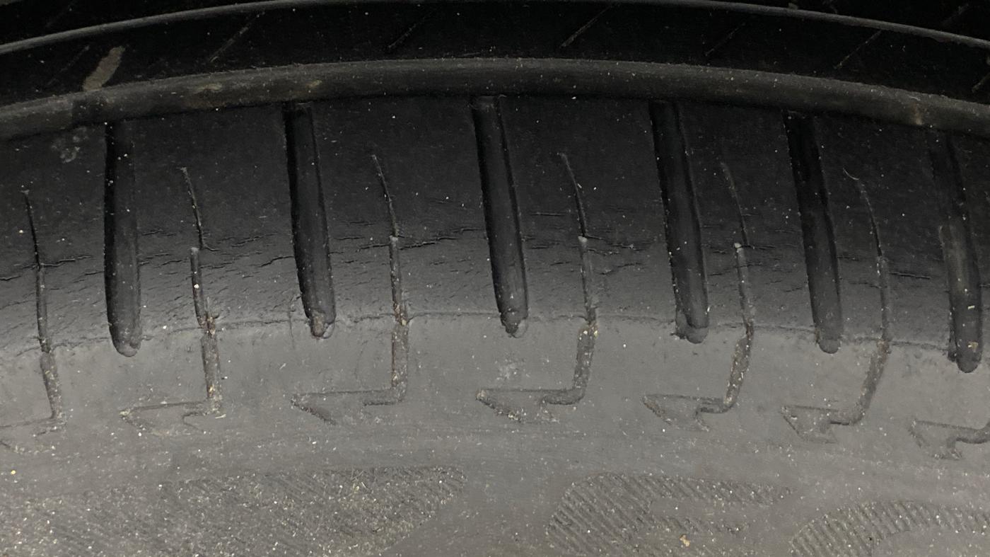 2016 Mahindra Kuv100 K6 6 STR, Petrol, Manual, 79,951 km, Right Rear Tyre Tread