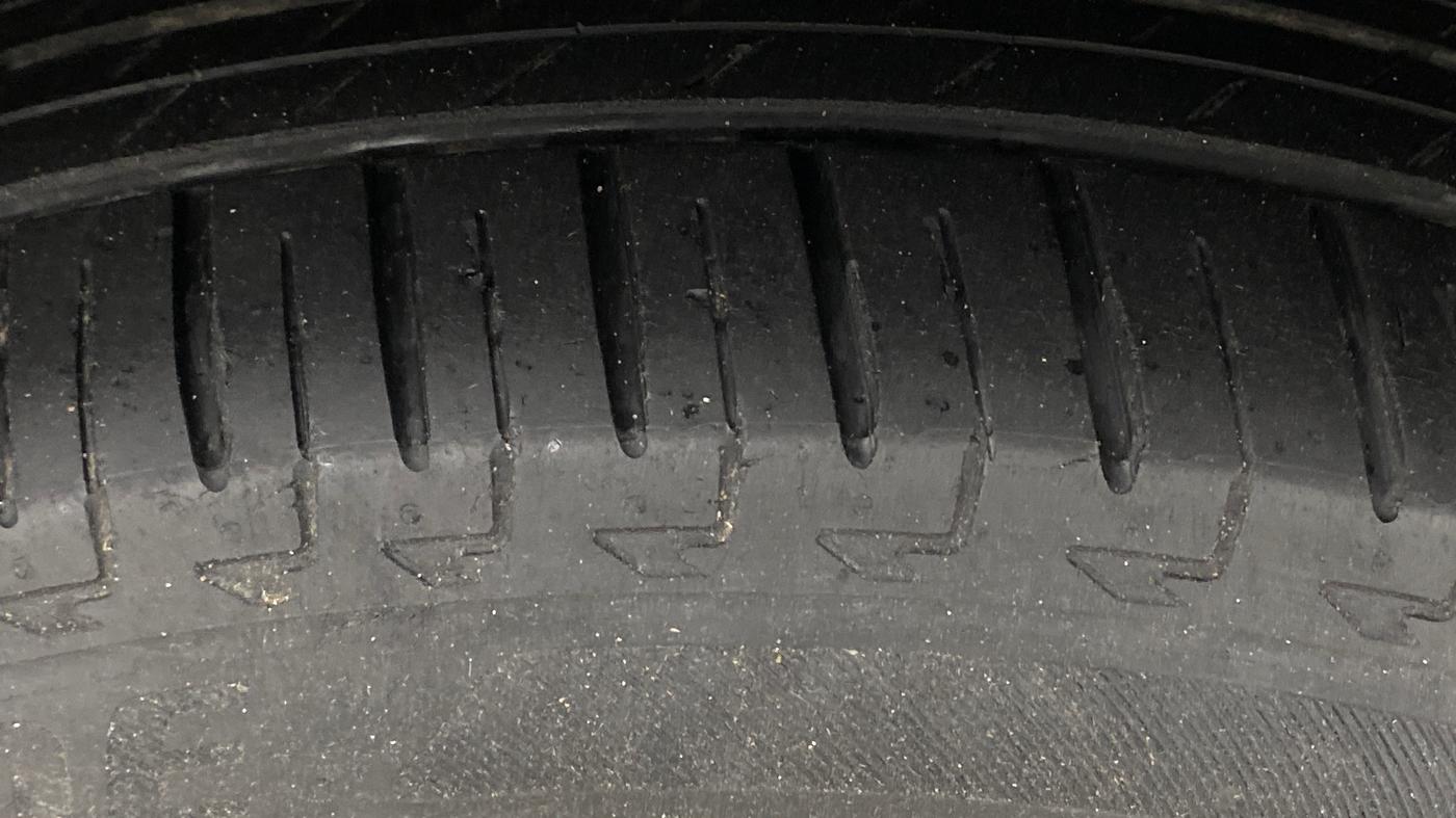 2016 Mahindra Kuv100 K6 6 STR, Petrol, Manual, 79,951 km, Right Front Tyre Tread