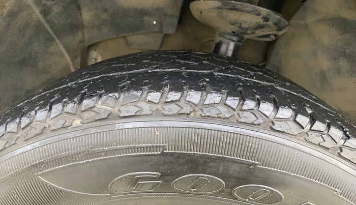 2016 Nissan Terrano XL (P), Petrol, Manual, 1,09,757 km, Left Front Tyre Tread