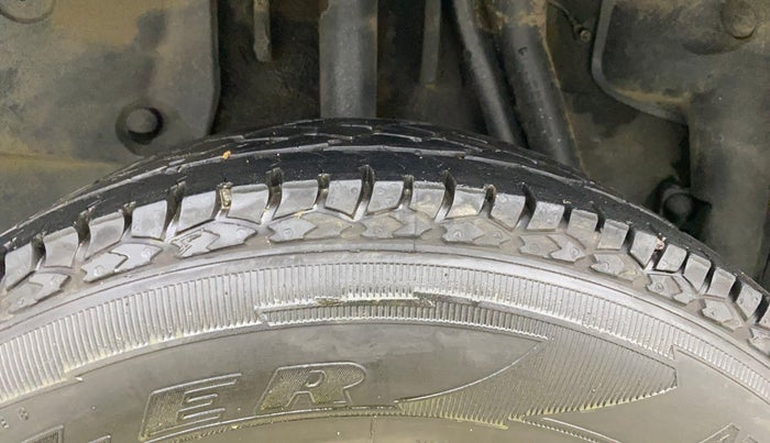 2016 Nissan Terrano XL (P), Petrol, Manual, 1,09,757 km, Right Rear Tyre Tread