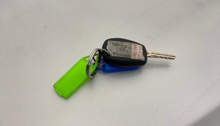 2016 Nissan Terrano XL (P), Petrol, Manual, 1,09,757 km, Key Close Up