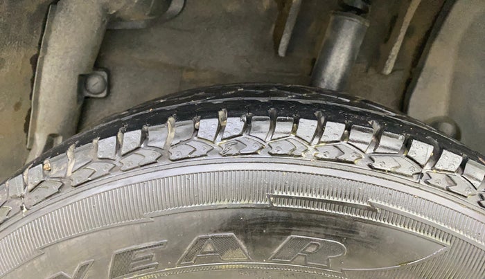 2016 Nissan Terrano XL (P), Petrol, Manual, 1,09,757 km, Left Rear Tyre Tread