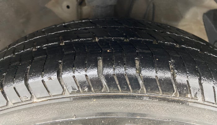 2013 Hyundai i20 MAGNA 1.2, Petrol, Manual, 72,933 km, Right Front Tyre Tread