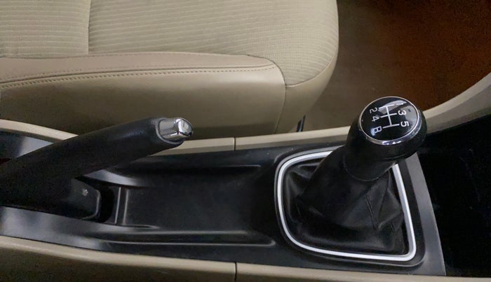 2016 Maruti Ciaz ZXI, Petrol, Manual, 99,587 km, Gear Lever