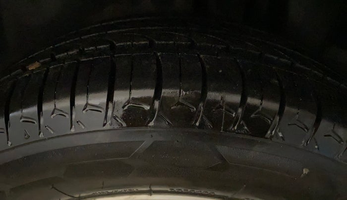 2016 Maruti Ciaz ZXI, Petrol, Manual, 99,587 km, Left Rear Tyre Tread