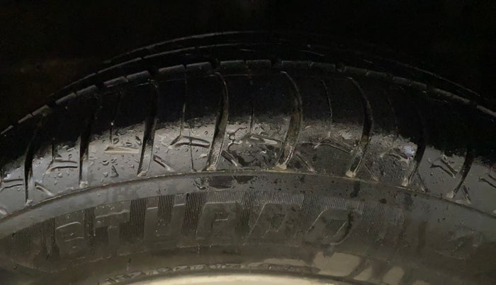 2016 Maruti Ciaz ZXI, Petrol, Manual, 99,587 km, Right Front Tyre Tread