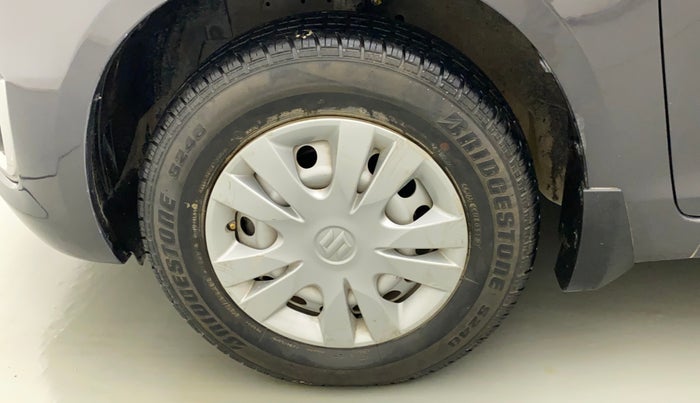 2017 Maruti Swift LXI (O), Petrol, Manual, 27,949 km, Left front tyre - Minor crack