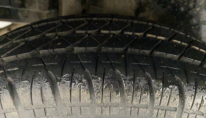 2017 Maruti Swift LXI (O), Petrol, Manual, 27,949 km, Right Rear Tyre Tread