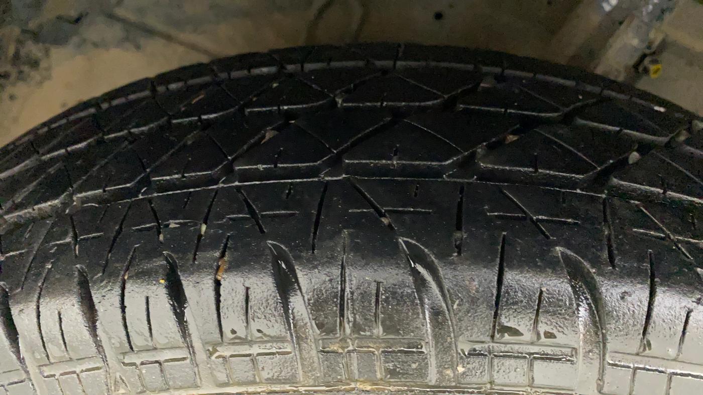 2017 Maruti Swift LXI (O), Petrol, Manual, 27,949 km, Left Front Tyre Tread