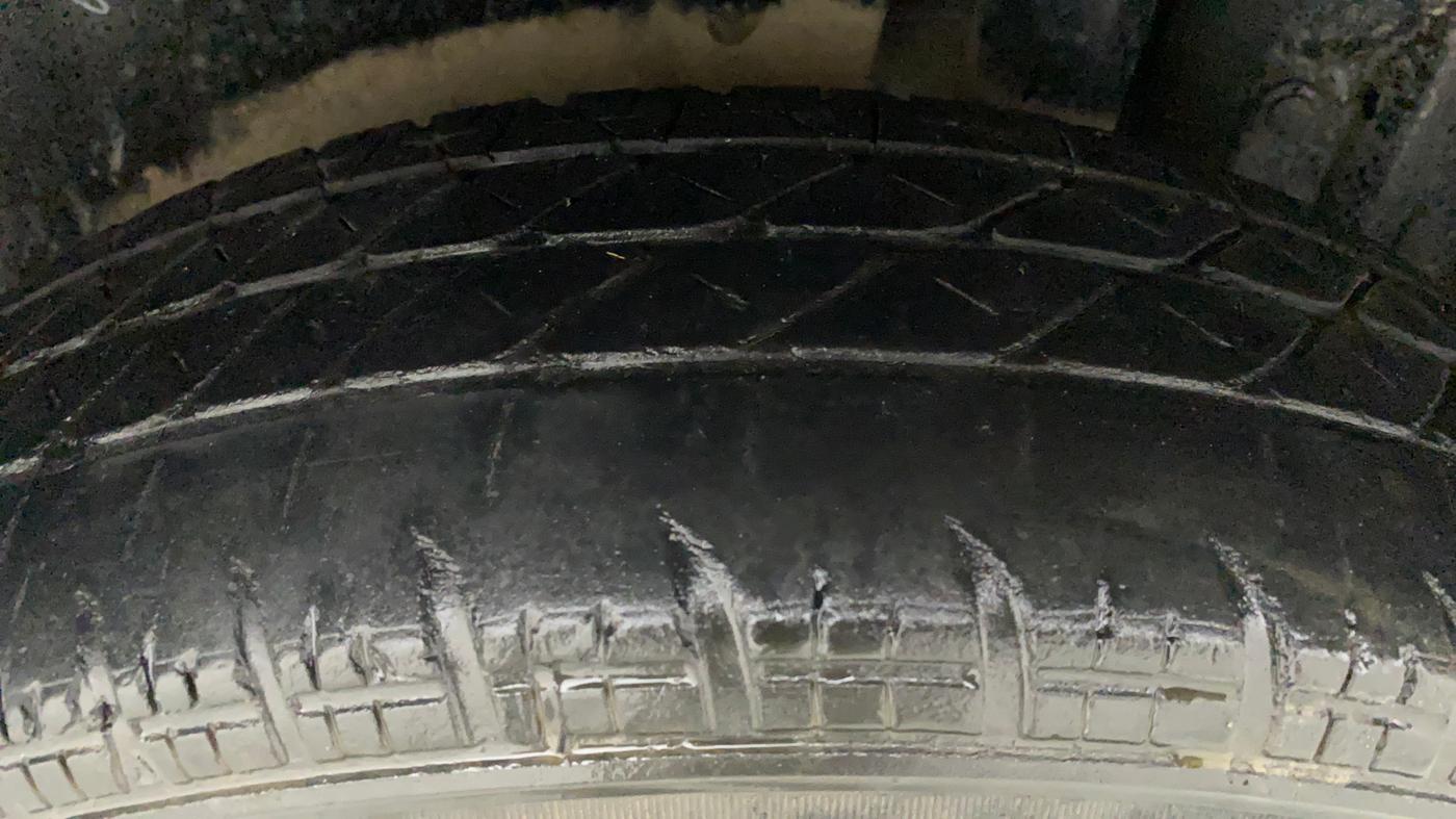 2017 Maruti Swift LXI (O), Petrol, Manual, 27,949 km, Left Rear Tyre Tread