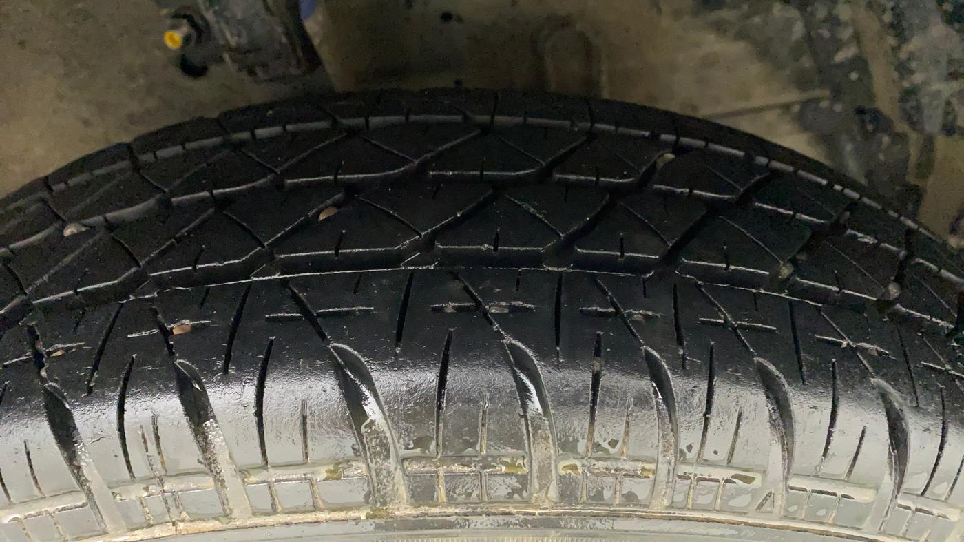 2017 Maruti Swift LXI (O), Petrol, Manual, 27,949 km, Right Front Tyre Tread