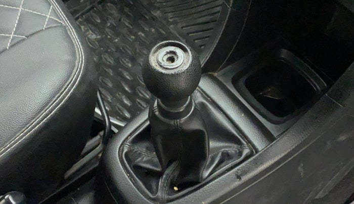 2017 Maruti Swift LXI (O), Petrol, Manual, 27,949 km, Gear lever - Knob cover torn