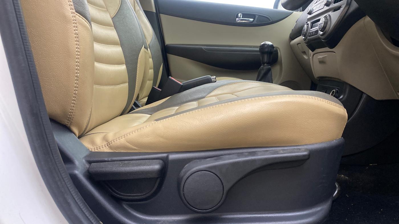2014 Hyundai i20 ASTA 1.2, Petrol, Manual, 72,657 km, Driver Side Adjustment Panel