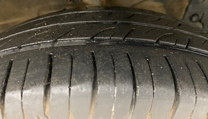 2014 Maruti Swift ZXI, Petrol, Manual, 88,265 km, Right Front Tyre Tread