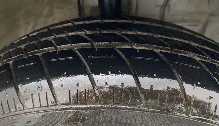 2011 Toyota Etios VX, Petrol, Manual, 99,230 km, Right Front Tyre Tread