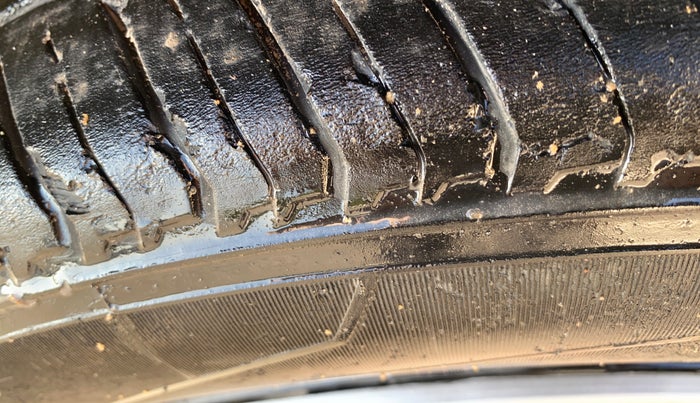 2023 Nissan MAGNITE XL, Petrol, Manual, 35,881 km, Left Front Tyre Tread