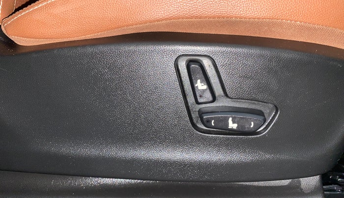 2020 MG HECTOR PLUS SHARP 1.5 PETROL TURBO HYBRID MT 6-STR, Petrol, Manual, 42,414 km, Driver Side Adjustment Panel