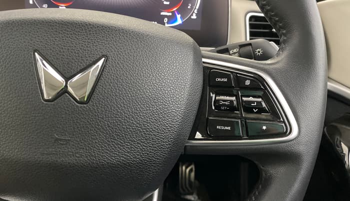 2023 Mahindra XUV700 AX 7 LUXURY P AT 7 STR, Petrol, Automatic, 24,791 km, Adaptive Cruise Control