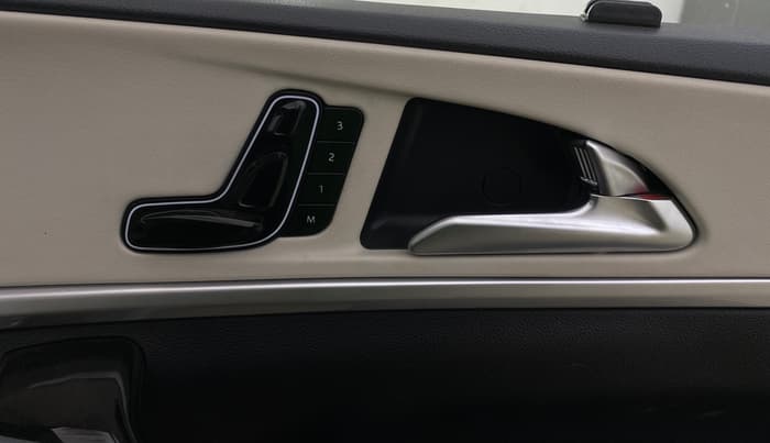 2023 Mahindra XUV700 AX 7 LUXURY P AT 7 STR, Petrol, Automatic, 24,791 km, Driver Side Adjustment Panel
