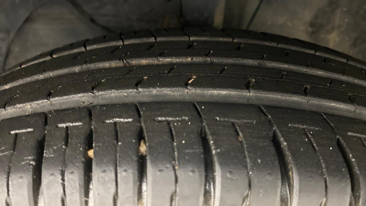 2017 Maruti Dzire VXI, Petrol, Manual, 15,265 km, Left Front Tyre Tread