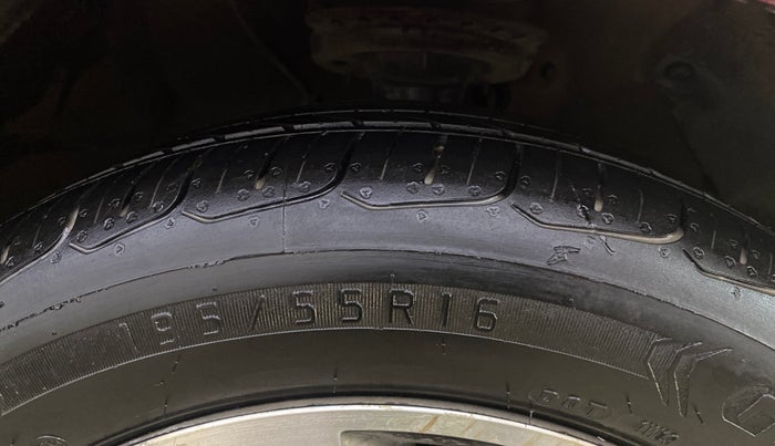 2014 Hyundai Verna FLUIDIC 1.6 VTVT SX OPT, Petrol, Manual, 28,621 km, Right Front Tyre Tread