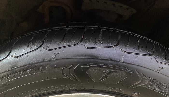2014 Hyundai Verna FLUIDIC 1.6 VTVT SX OPT, Petrol, Manual, 28,621 km, Left Front Tyre Tread