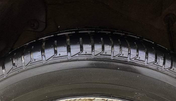 2014 Hyundai Verna FLUIDIC 1.6 VTVT SX OPT, Petrol, Manual, 28,621 km, Right Rear Tyre Tread