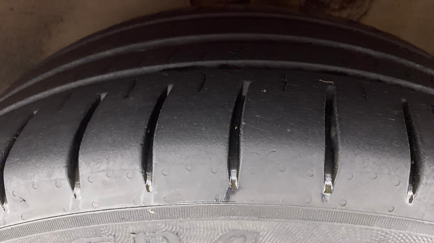 2018 Volkswagen Polo HIGHLINE PLUS 1.5L DIESEL, Diesel, Manual, 83,304 km, Left Front Tyre Tread
