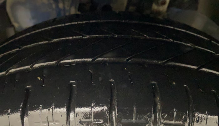 2015 Ford Figo TITANIUM 1.2 PETROL, Petrol, Manual, 62,338 km, Left Front Tyre Tread