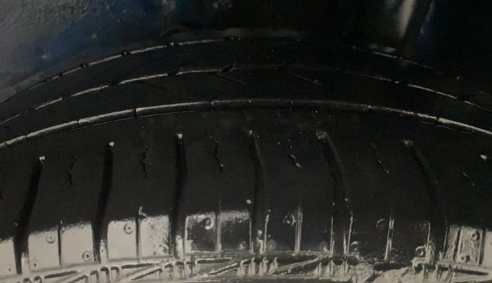 2015 Ford Figo TITANIUM 1.2 PETROL, Petrol, Manual, 62,338 km, Left Rear Tyre Tread