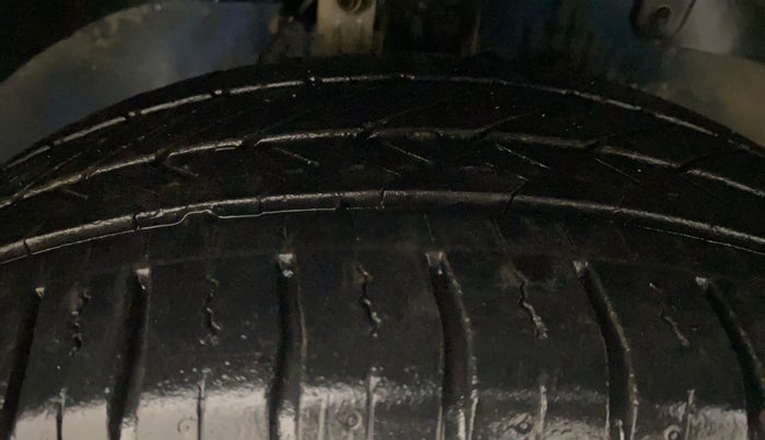 2015 Ford Figo TITANIUM 1.2 PETROL, Petrol, Manual, 62,338 km, Right Front Tyre Tread