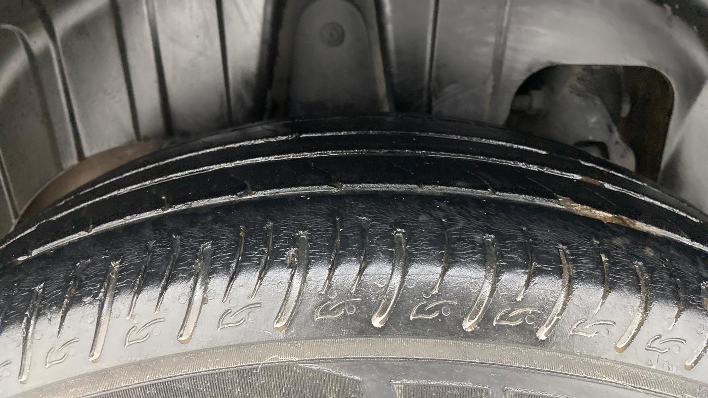 2020 Mahindra XUV300 W4 1.5 DIESEL, Diesel, Manual, 42,268 km, Right Rear Tyre Tread