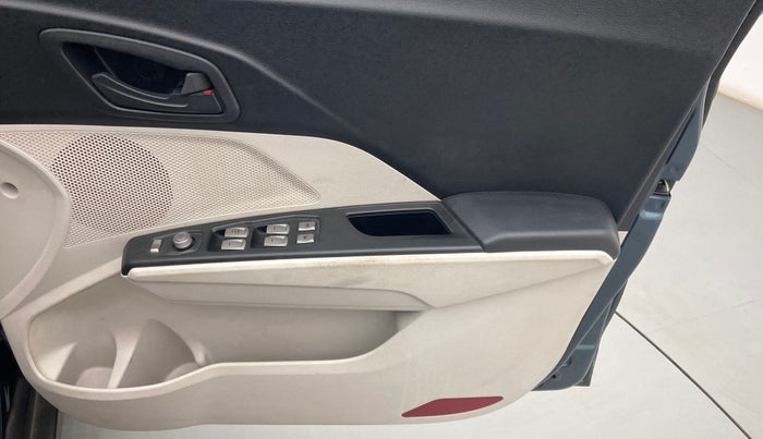 2020 Mahindra XUV300 W4 1.5 DIESEL, Diesel, Manual, 42,268 km, Driver Side Door Panels Control