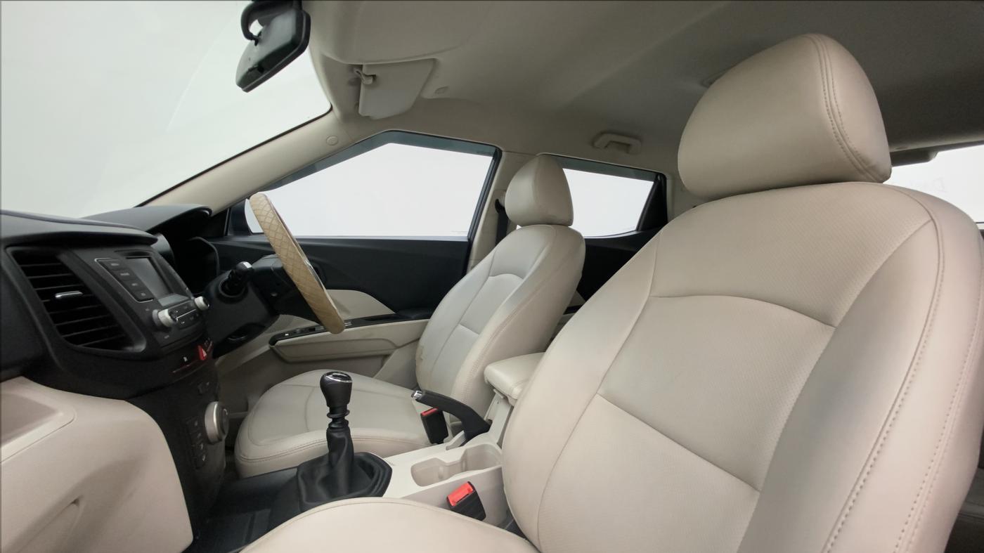 2020 Mahindra XUV300 W4 1.5 DIESEL, Diesel, Manual, 42,268 km, Right Side Front Door Cabin